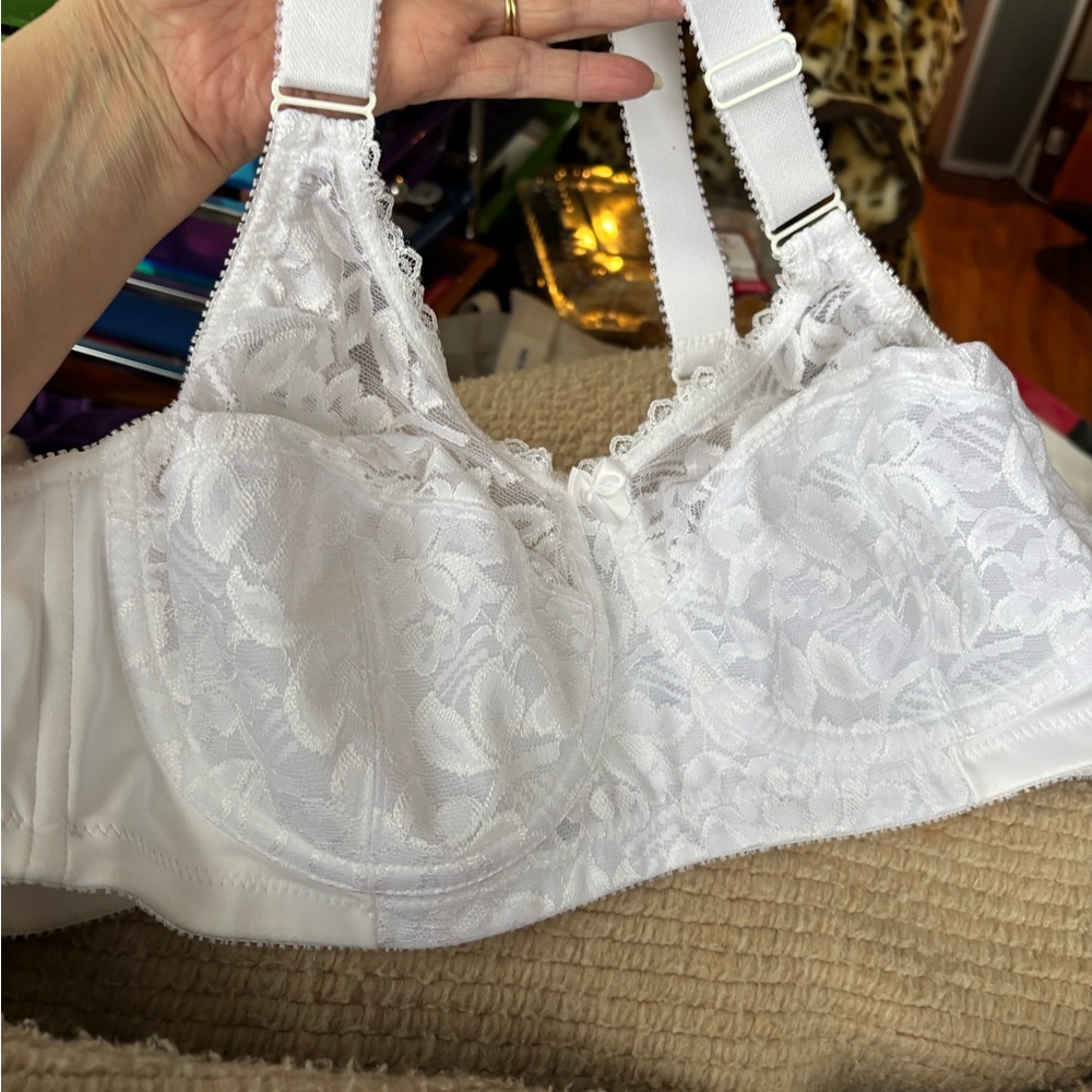 Glamorize Elegant Floral White Lace Comfort Straps Wireless Bra Size 42C.  New!!